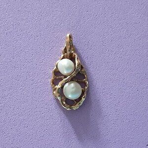 Cultured Pearl Pendant set in 14K Yellow Gold